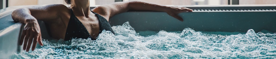 Traditional spa baths vs spa pools | HotSpring Spas