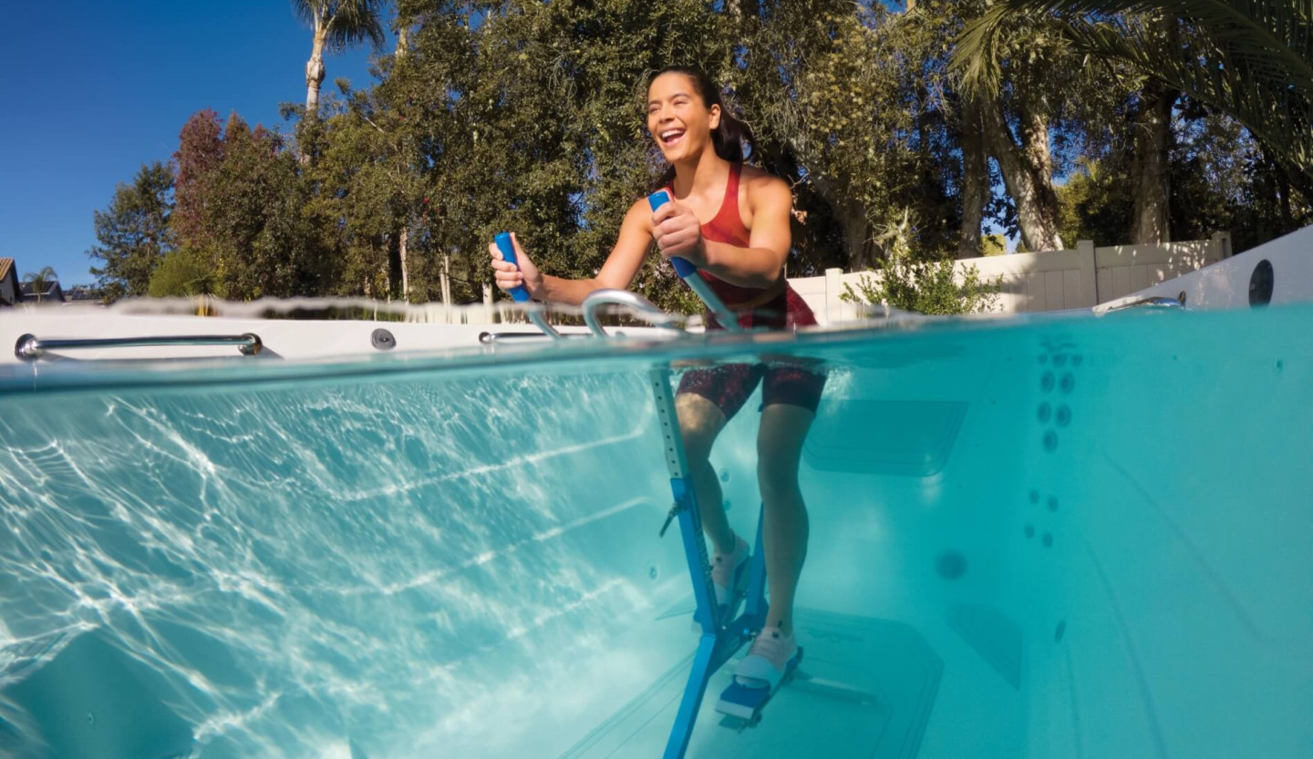 EP FitnessSystems 2023 E550 AlpineWhite Lifestyle Woman Aquabike Split 002