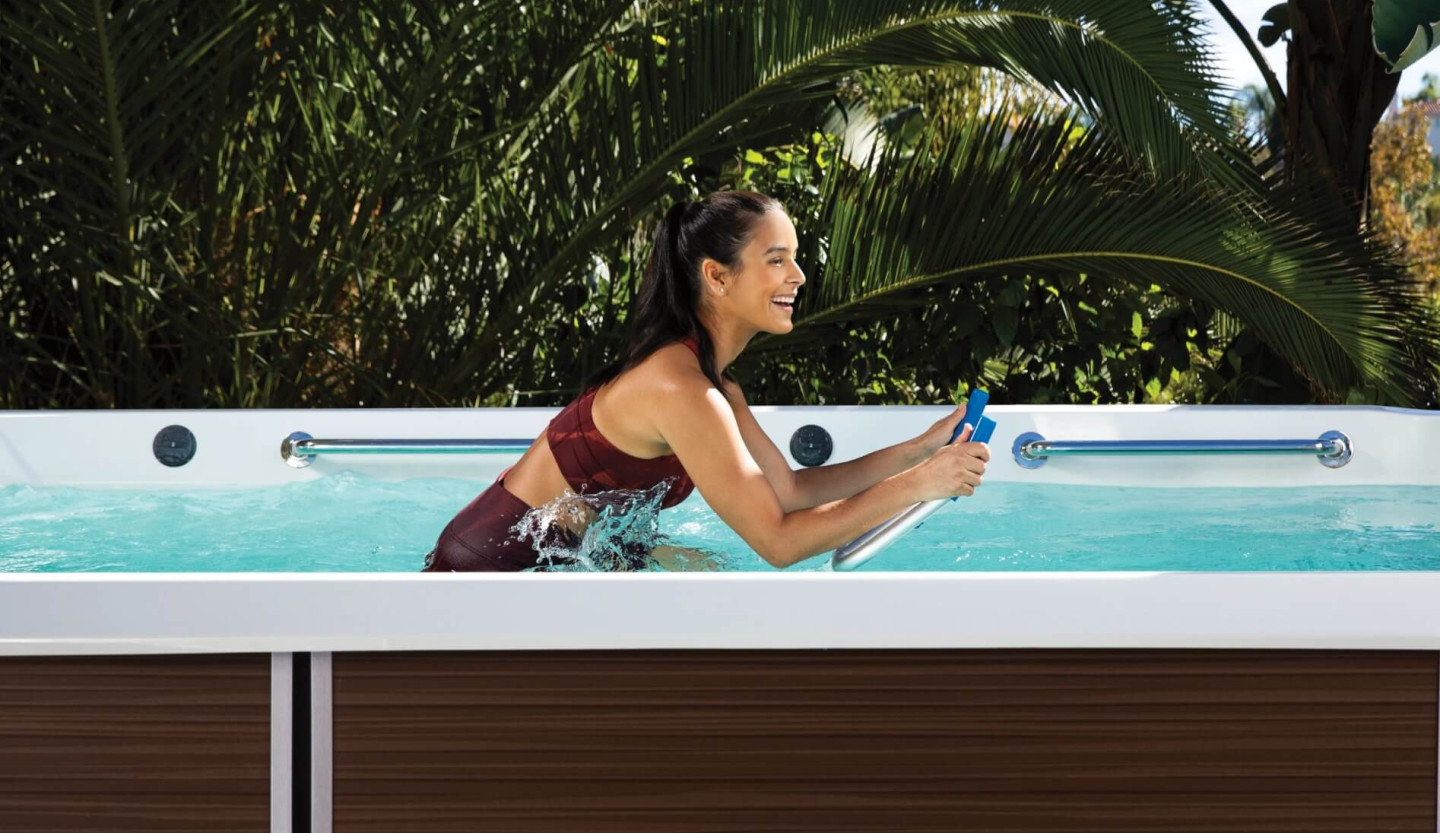 EP FitnessSystems 2023 E550 AlpineWhite Mocha Lifestyle Woman Aquabike Side Close 002 pop